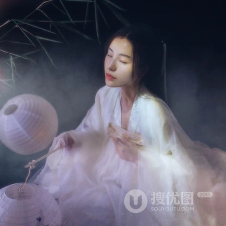 手捧灯笼的仙气古风女生头像图片