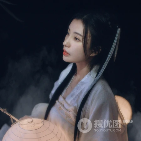 手捧灯笼的仙气古风女生头像图片