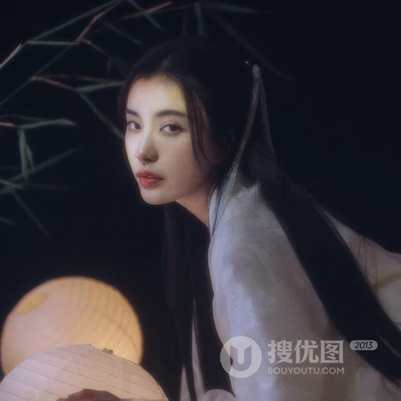 手捧灯笼的仙气古风女生头像图片