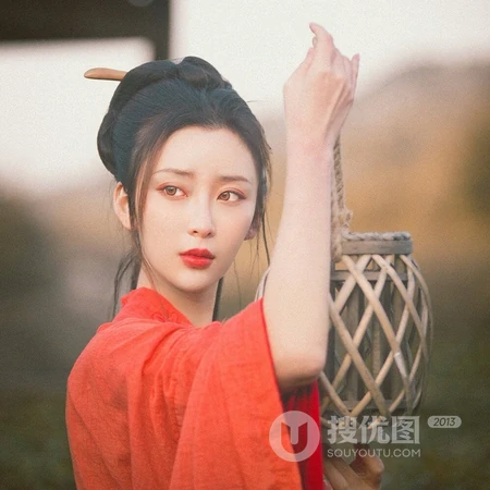 英气十足的女生COS东方不败唯美头像图片
