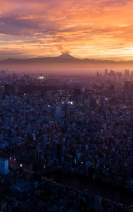 黄昏城市的上空，傍晚天空的弯月高清手机壁纸