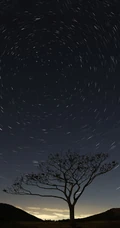 男孩绑住月亮拉近身边，夕阳照射下橙色的雪山等唯美场景手机壁纸