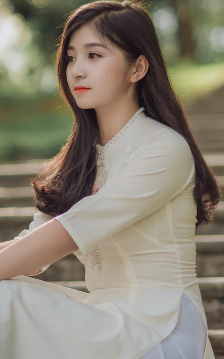 穿中式旗袍的长发美女手机壁纸