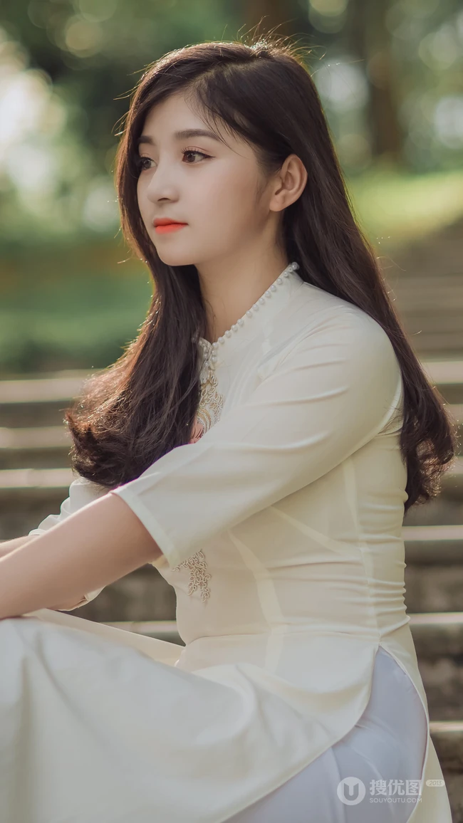 穿中式旗袍的长发美女手机壁纸