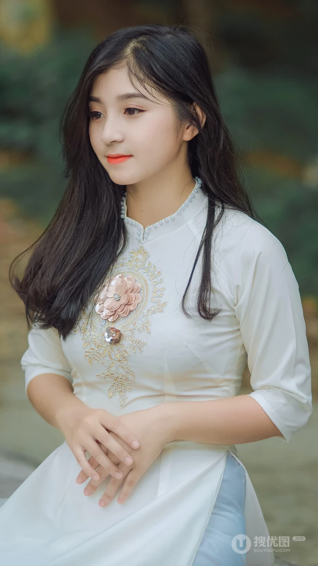 穿中式旗袍的长发美女手机壁纸