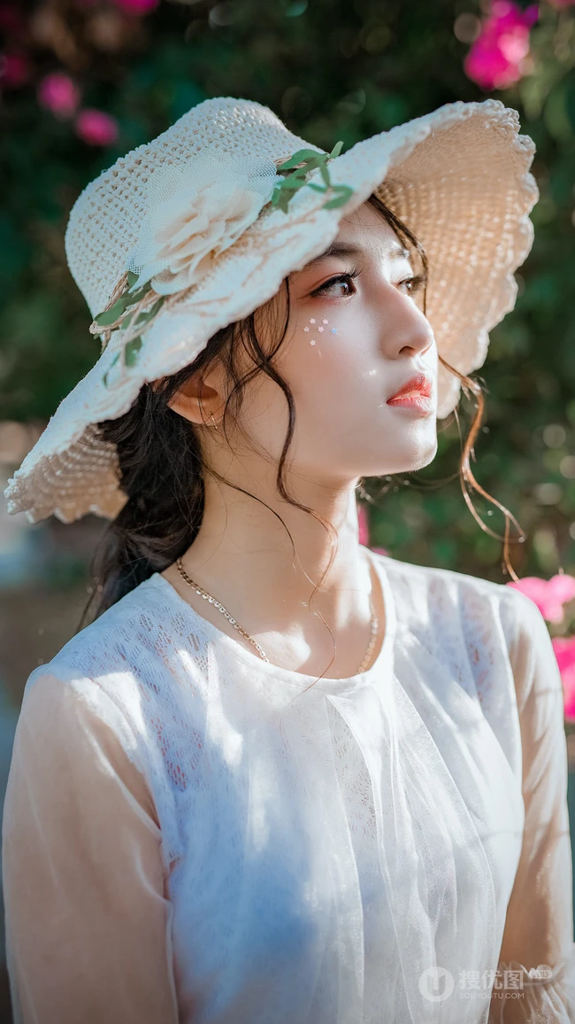 手拿鲜花带帽子的清纯美女高清手机壁纸