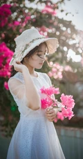 手拿鲜花带帽子的清纯美女高清手机壁纸