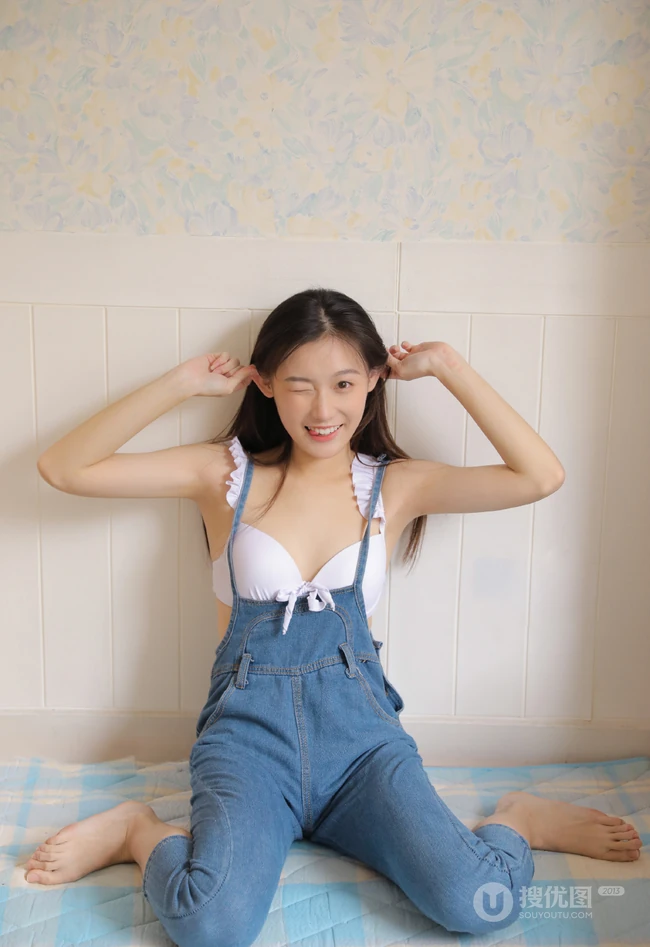 鬼灵精怪的可爱浅粉女生美眉，肩带牛仔裤家居服可爱调皮居家美图