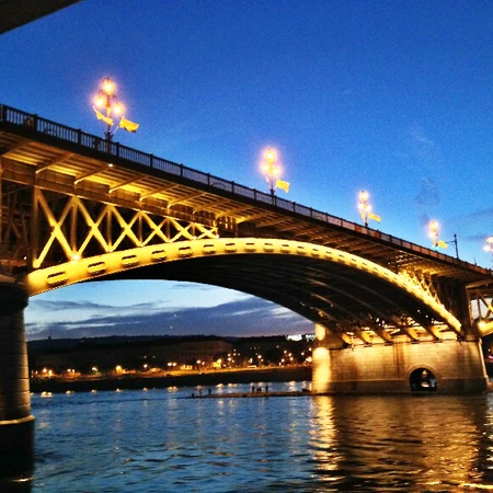 人间入画：城市夜晚中的桥梁，湖泊，建筑唯美好看的图片