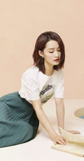 明星李沁橙色邻家女孩清纯风格写真手机壁纸