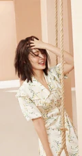 明星李沁橙色邻家女孩清纯风格写真手机壁纸