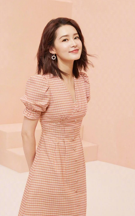 明星李沁橙色邻家女孩清纯风格写真手机壁纸