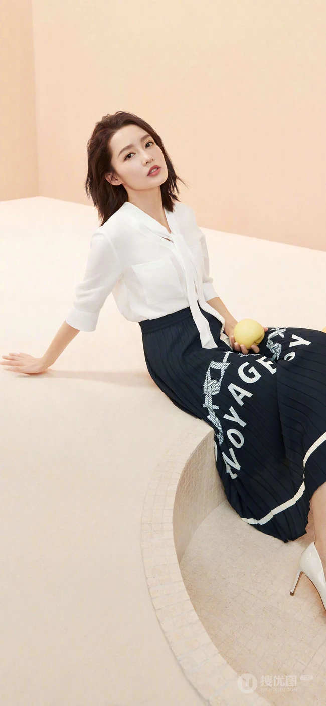 明星李沁橙色邻家女孩清纯风格写真手机壁纸