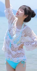 海边泳装女生，有点小微胖可爱丸子头泳装女生海边玩耍写真