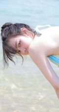 海边泳装女生，有点小微胖可爱丸子头泳装女生海边玩耍写真