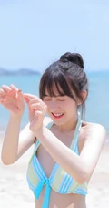 海边泳装女生，有点小微胖可爱丸子头泳装女生海边玩耍写真