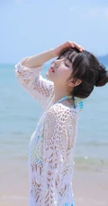 海边泳装女生，有点小微胖可爱丸子头泳装女生海边玩耍写真