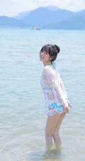 海边泳装女生，有点小微胖可爱丸子头泳装女生海边玩耍写真