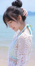 海边泳装女生，有点小微胖可爱丸子头泳装女生海边玩耍写真