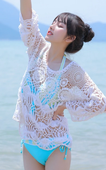 海边泳装女生，有点小微胖可爱丸子头泳装女生海边玩耍写真
