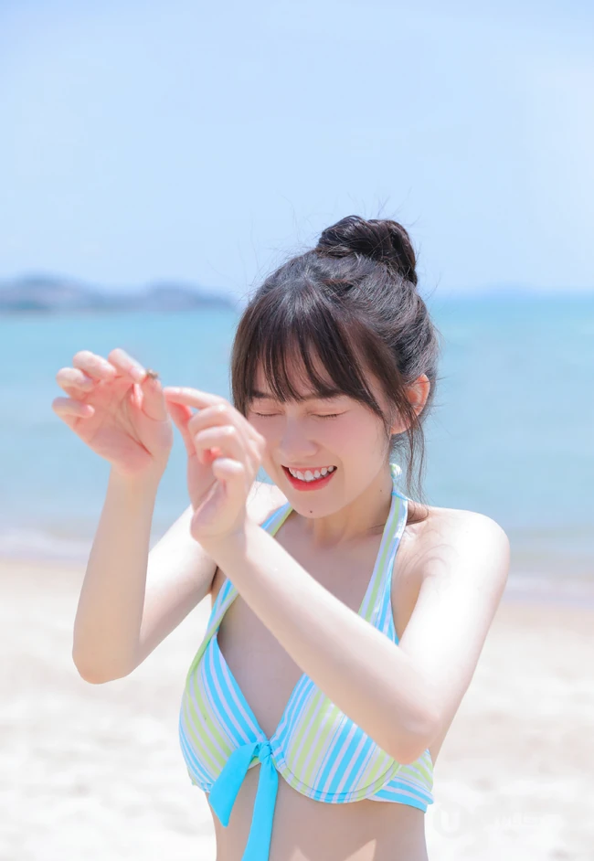 海边泳装女生，有点小微胖可爱丸子头泳装女生海边玩耍写真