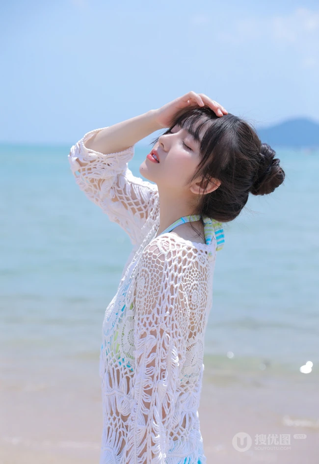 海边泳装女生，有点小微胖可爱丸子头泳装女生海边玩耍写真