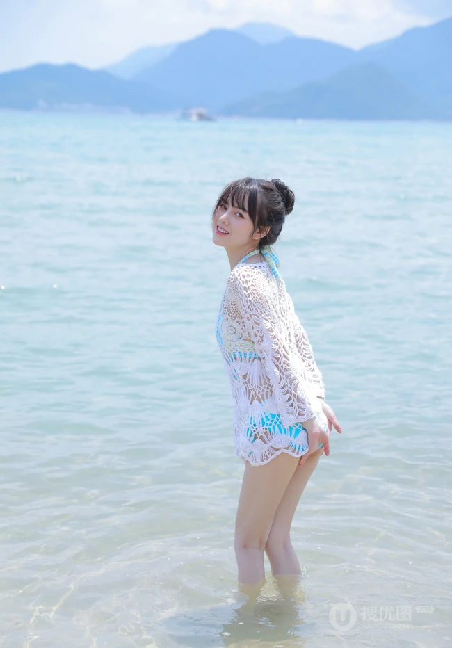海边泳装女生，有点小微胖可爱丸子头泳装女生海边玩耍写真