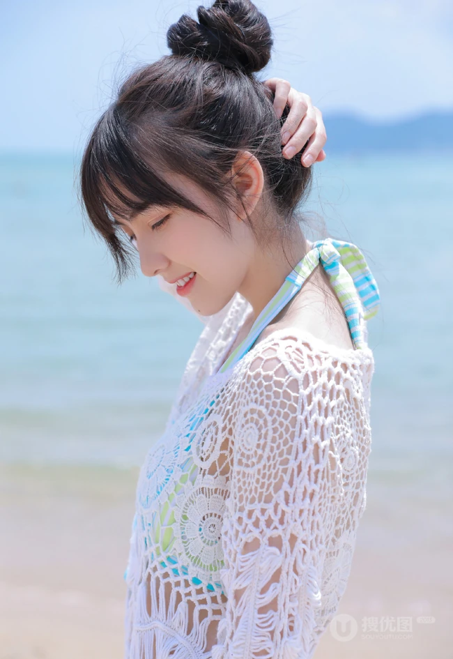 海边泳装女生，有点小微胖可爱丸子头泳装女生海边玩耍写真