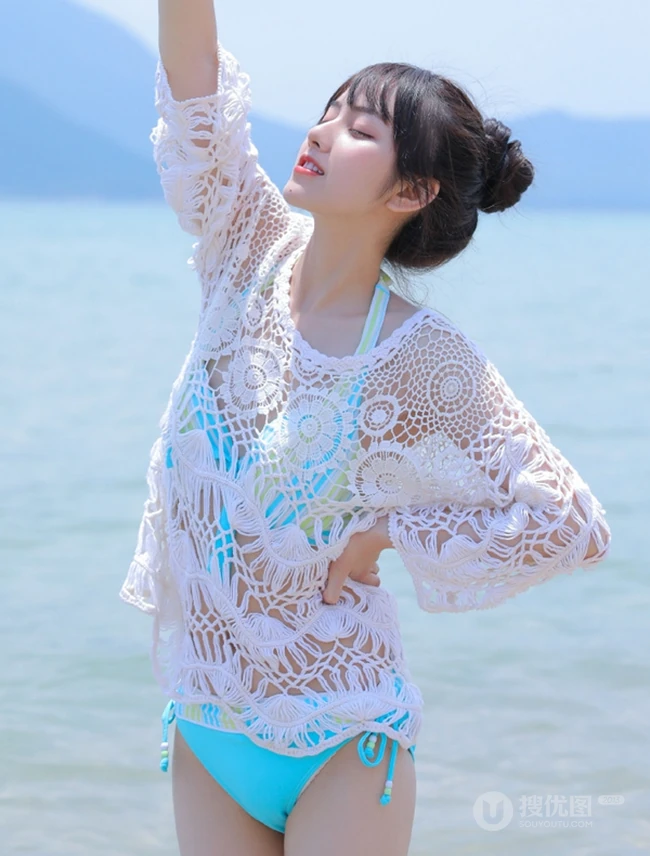 海边泳装女生，有点小微胖可爱丸子头泳装女生海边玩耍写真