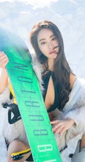雪地滑雪场里的绝世女生佳人穆菲菲气质豹纹装家居服柔美写真图片