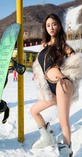 雪地滑雪场里的绝世女生佳人穆菲菲气质豹纹装家居服柔美写真图片