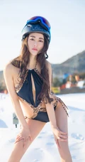 雪地滑雪场里的绝世女生佳人穆菲菲气质豹纹装家居服柔美写真图片
