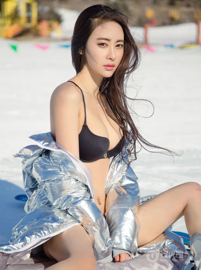 雪地滑雪场里的绝世女生佳人穆菲菲气质豹纹装家居服柔美写真图片