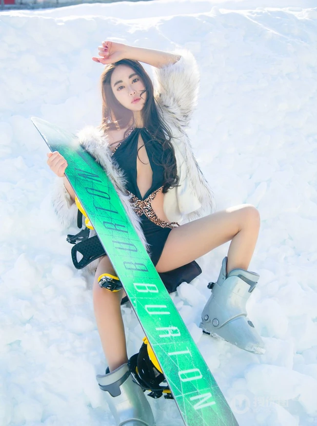 雪地滑雪场里的绝世女生佳人穆菲菲气质豹纹装家居服柔美写真图片