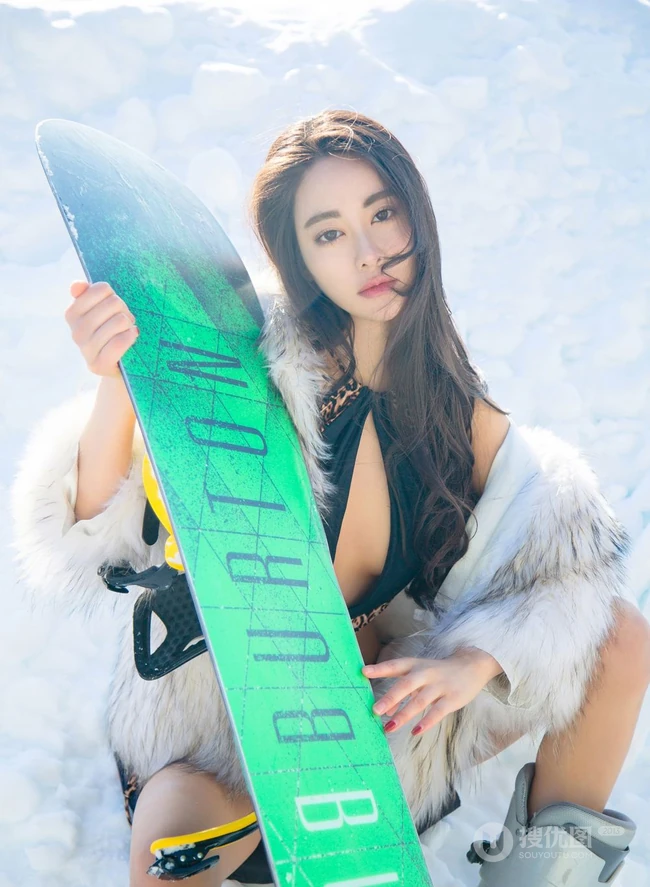雪地滑雪场里的绝世女生佳人穆菲菲气质豹纹装家居服柔美写真图片