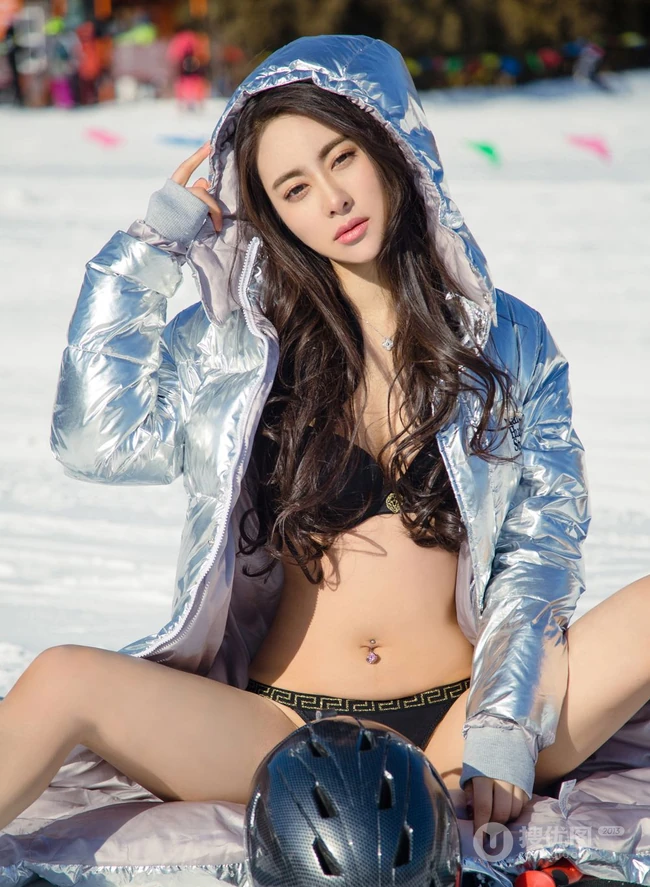 雪地滑雪场里的绝世女生佳人穆菲菲气质豹纹装家居服柔美写真图片