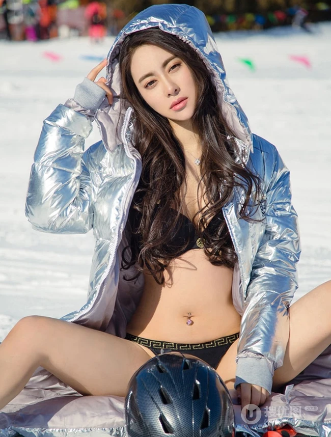 雪地滑雪场里的绝世女生佳人穆菲菲气质豹纹装家居服柔美写真图片