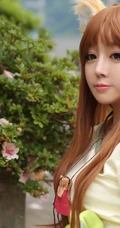 白皙乖巧的气质少女妹子COS赫萝街拍及室内唯美摄影艺术图片