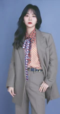 谭松韵波浪卷发型气质写真图片，灰色西装着身干净利落