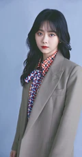 谭松韵波浪卷发型气质写真图片，灰色西装着身干净利落