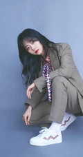 谭松韵波浪卷发型气质写真图片，灰色西装着身干净利落
