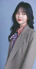 谭松韵波浪卷发型气质写真图片，灰色西装着身干净利落