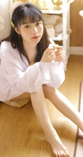 挺文静的一个女孩子，齐刘海发型搭配肩带背心短裤，浅粉可爱