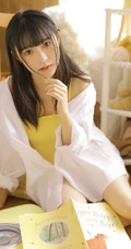 挺文静的一个女孩子，齐刘海发型搭配肩带背心短裤，浅粉可爱