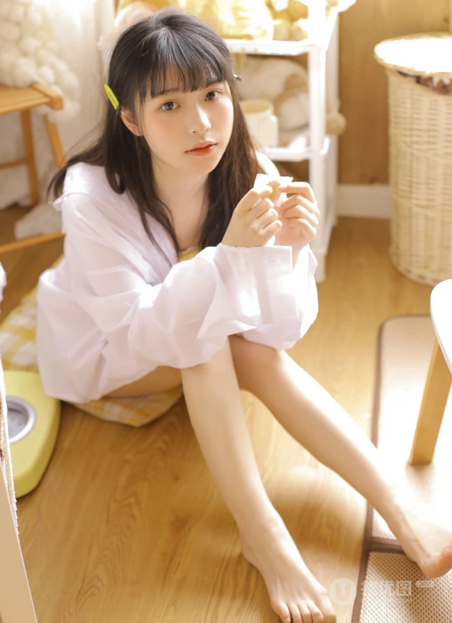 挺文静的一个女孩子，齐刘海发型搭配肩带背心短裤，浅粉可爱