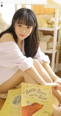 挺文静的一个女孩子，齐刘海发型搭配肩带背心短裤，浅粉可爱