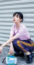 阚清子休闲运动装潮半蹲写真图片