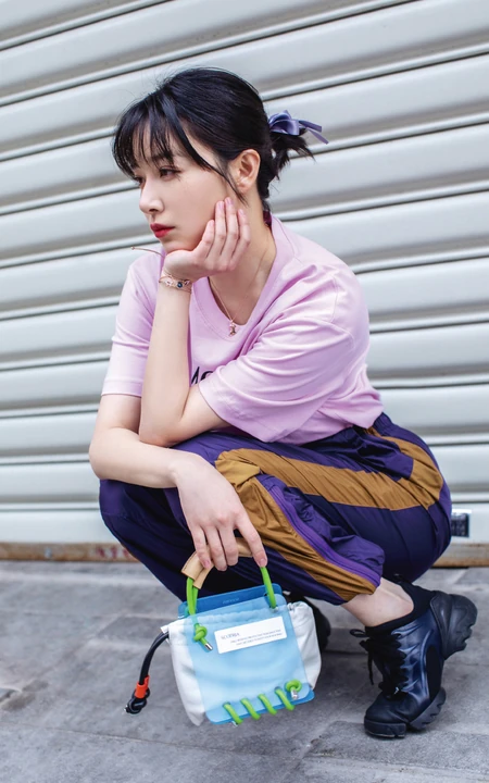 阚清子休闲运动装潮半蹲写真图片
