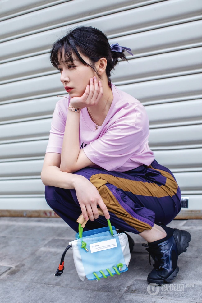 阚清子休闲运动装潮半蹲写真图片