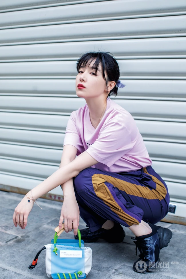 阚清子休闲运动装潮半蹲写真图片